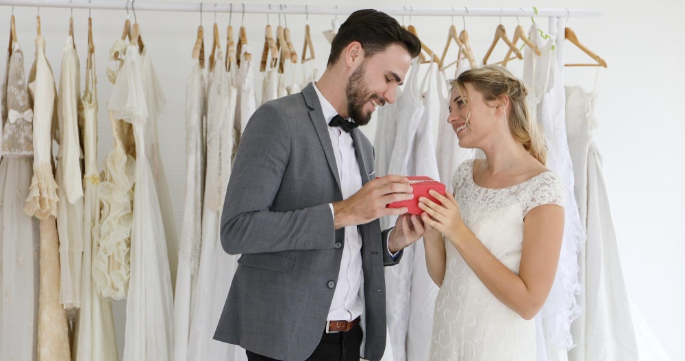 düğünde damat geline ne takar