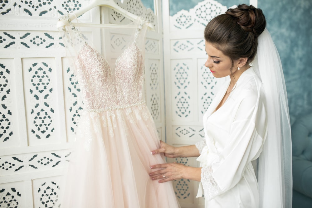 nikah elbisesini kim alır