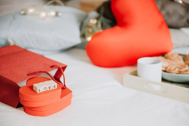 nişan hediyesi seçiminde öne çıkan detaylar